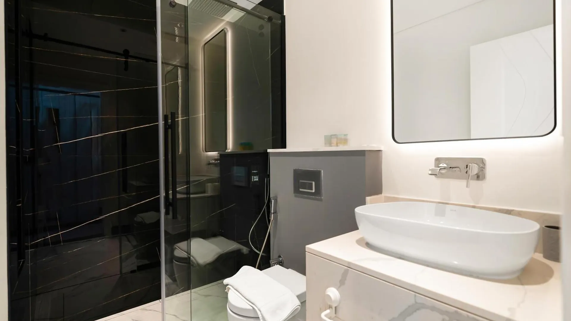 Luxury Marasi Drive, 1Bdr Apt With Private Jacuzzi 두바이 아파트